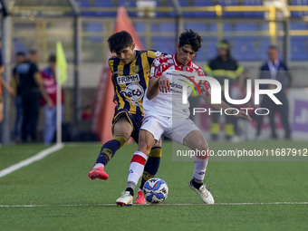 Tommaso Barbieri of Cremonese competes for the ball with Niccolo Fortini of SS Juve Stabia during the Serie B match between SS Juve Stabia a...