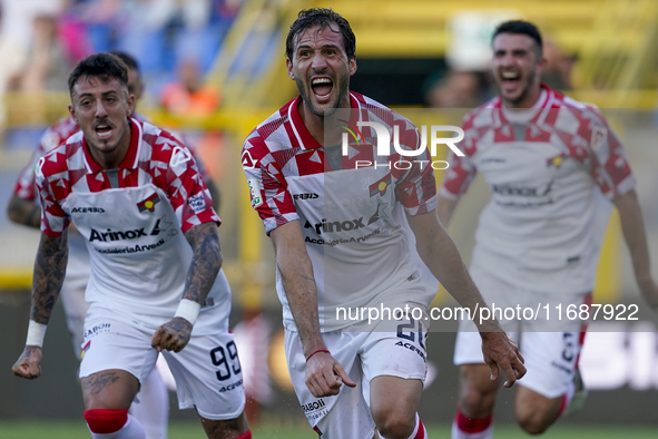 Franco Vazquez of Cremonese during celebrates after scoring the Serie B match between SS Juve Stabia and Cremonese at Stadio Romeo Menti Cas...