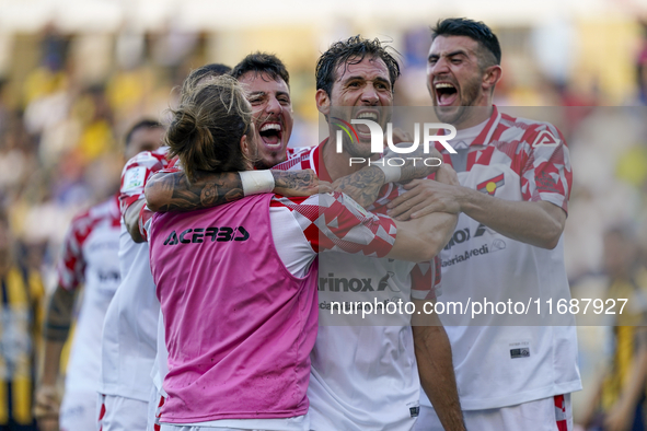 Franco Vazquez of Cremonese celebrates with team mates after scoring during the Serie B match between SS Juve Stabia and Cremonese at Stadio...