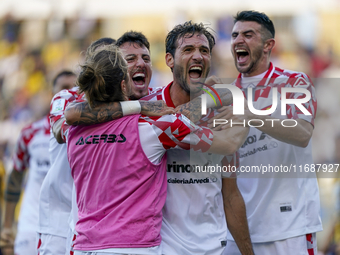 Franco Vazquez of Cremonese celebrates with team mates after scoring during the Serie B match between SS Juve Stabia and Cremonese at Stadio...