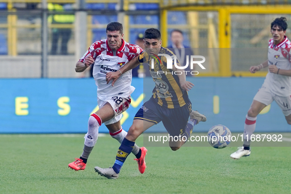 Yuri Rocchetti of SS Juve Stabia competes for the ball with Luca Zanimacchia of US Cremonese during the Serie B match between SS Juve Stabia...