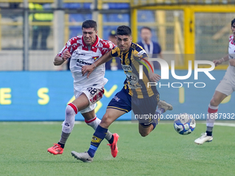 Yuri Rocchetti of SS Juve Stabia competes for the ball with Luca Zanimacchia of US Cremonese during the Serie B match between SS Juve Stabia...