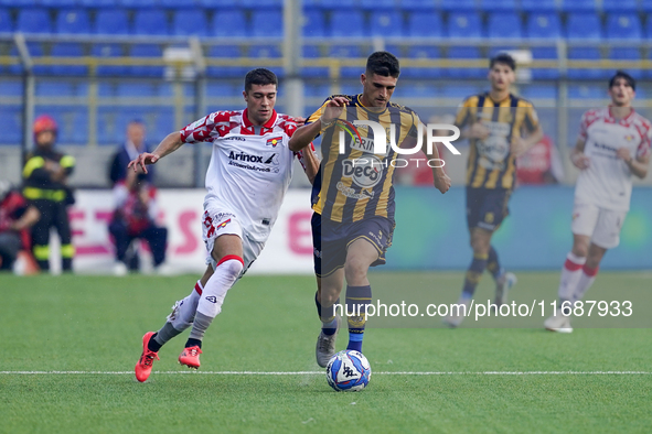 Yuri Rocchetti of SS Juve Stabia competes for the ball with Luca Zanimacchia of US Cremonese during the Serie B match between SS Juve Stabia...