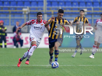 Yuri Rocchetti of SS Juve Stabia competes for the ball with Luca Zanimacchia of US Cremonese during the Serie B match between SS Juve Stabia...