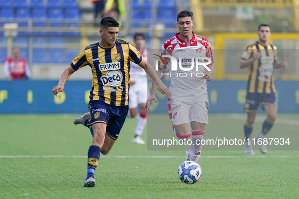 Yuri Rocchetti of SS Juve Stabia competes for the ball with Luca Zanimacchia of US Cremonese during the Serie B match between SS Juve Stabia...