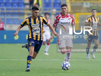 Yuri Rocchetti of SS Juve Stabia competes for the ball with Luca Zanimacchia of US Cremonese during the Serie B match between SS Juve Stabia...