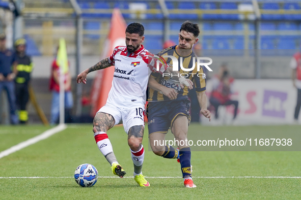 Cristian Buonaiuto of Cremonese competes for the ball with Christian Pierobon of Cremonese during the Serie B match between SS Juve Stabia a...