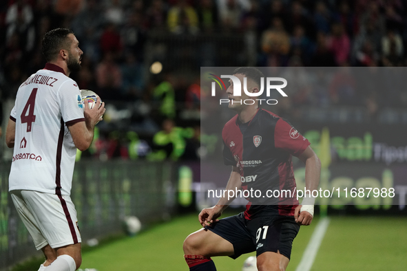 Sebastian Walukiewicz of Torino FC and Roberto Piccoli of Cagliari Calcio (#91) are present during the Serie A TIM match between Cagliari Ca...