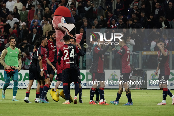 The team of Cagliari celebrates during the Serie A TIM match between Cagliari Calcio and Torino FC in Italy on October 20, 2024 