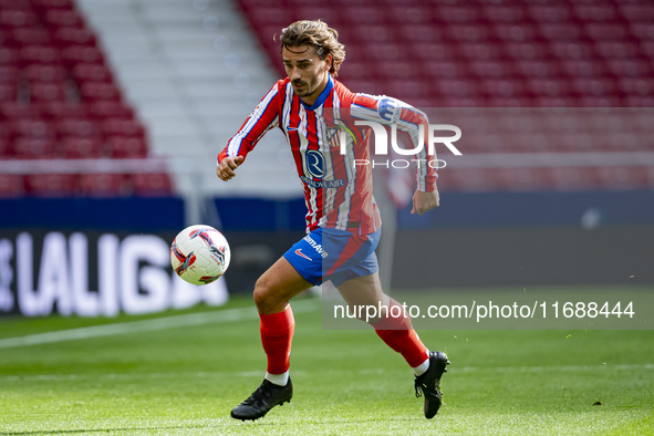 Antoine Griezmann of Atletico de Madrid is in action with the ball during the La Liga EA Sports 2024/25 football match between Atletico de M...