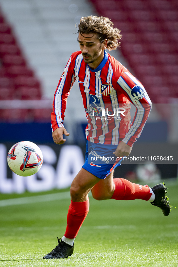 Antoine Griezmann of Atletico de Madrid is in action with the ball during the La Liga EA Sports 2024/25 football match between Atletico de M...