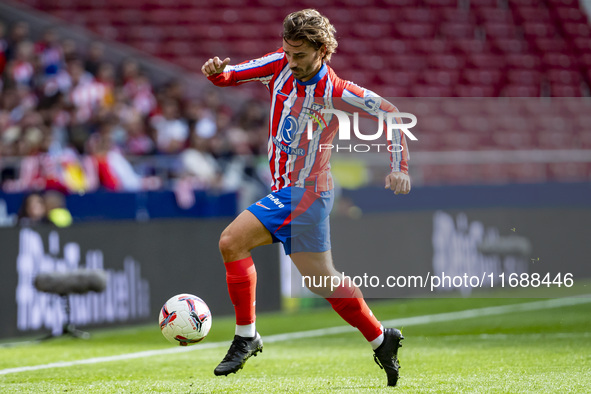 Antoine Griezmann of Atletico de Madrid is in action with the ball during the La Liga EA Sports 2024/25 football match between Atletico de M...