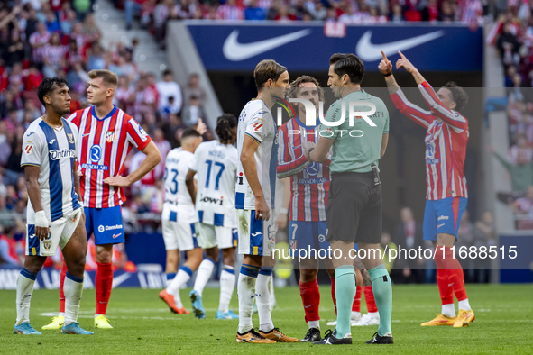 Antoine Griezmann of Atletico de Madrid argues with the referee during the La Liga EA Sports 2024/25 football match between Atletico de Madr...