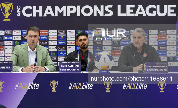 Head Coach of Persepolis FC Juan Carlos Fernandez (R) and player Omid Alishah (C) attend the press conference at Jassim Bin Hamad Stadium in...