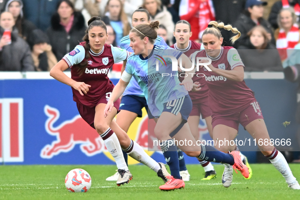 Kim Little (10 Arsenal) goes forward during the Barclays FA Women's Super League match between West Ham United and Arsenal at the Chigwell C...