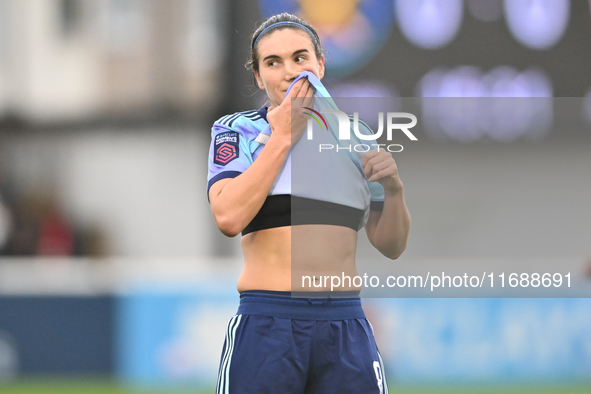 Mariona Caldentey (8 Arsenal) wipes her mouth with her shirt during the Barclays FA Women's Super League match between West Ham United and A...