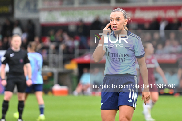 Katie McCabe (11 Arsenal) points to her eye during the Barclays FA Women's Super League match between West Ham United and Arsenal at the Chi...