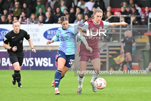 Kyra Cooney Cross (32 Arsenal) and Emma Harris (12 West Ham) challenge for the ball during the Barclays FA Women's Super League match betwee...