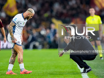 Simone Inzaghi head coach of FC Internazionale gives instructions to Federico Dimarco of FC Internazionale during the Serie A Enilive match...