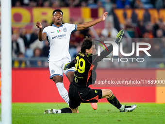 Mile Svilar of AS Roma saves on Denzel Dumfries of FC Internazionale during the Serie A Enilive match between AS Roma and FC Internazionale...