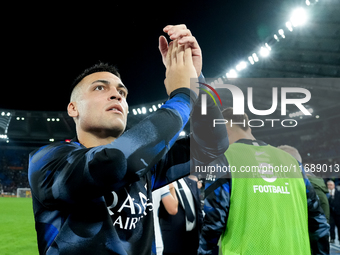 Lautaro Martinez of FC Internazionale celebrates the victory during the Serie A Enilive match between AS Roma and FC Internazionale at Stadi...