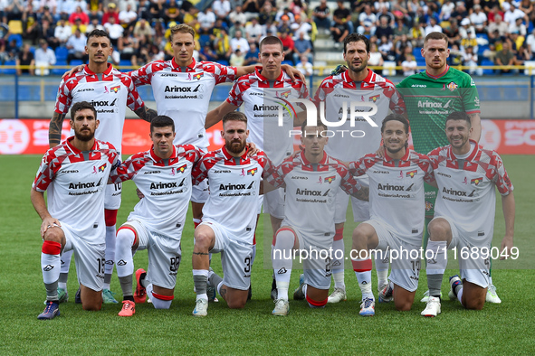 Players of Cremonese line up for a team photo during the Serie B match between SS Juve Stabia and Cremonese at Stadio Romeo Menti Castellamm...