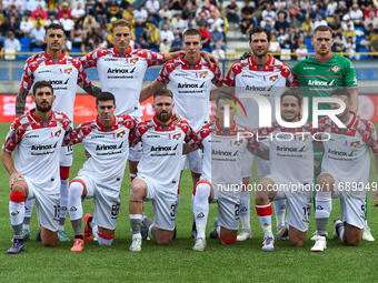 Players of Cremonese line up for a team photo during the Serie B match between SS Juve Stabia and Cremonese at Stadio Romeo Menti Castellamm...