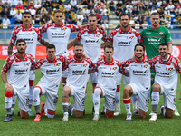 Players of Cremonese line up for a team photo during the Serie B match between SS Juve Stabia and Cremonese at Stadio Romeo Menti Castellamm...