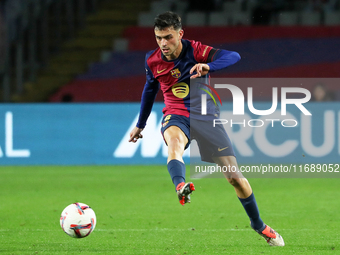 Pedri plays during the match between FC Barcelona and Sevilla FC, corresponding to week 10 of LaLiga EA Sports, at the Lluis Companys Stadiu...