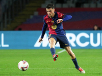 Pedri plays during the match between FC Barcelona and Sevilla FC, corresponding to week 10 of LaLiga EA Sports, at the Lluis Companys Stadiu...