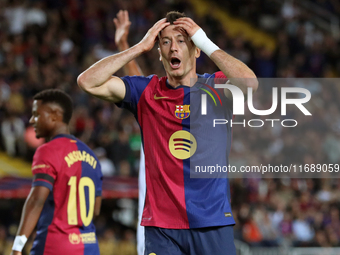 Robert Lewandowski plays during the match between FC Barcelona and Sevilla FC, corresponding to week 10 of LaLiga EA Sports, at the Lluis Co...