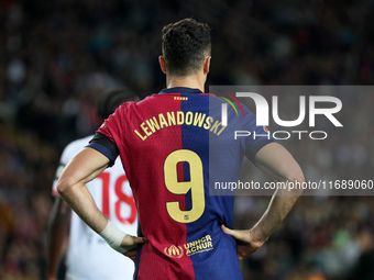 Robert Lewandowski plays during the match between FC Barcelona and Sevilla FC, corresponding to week 10 of LaLiga EA Sports, at the Lluis Co...