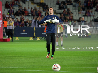 Wojciech Szczesny trains before the match between FC Barcelona and Sevilla FC, corresponding to week 10 of LaLiga EA Sports, at the Lluis Co...