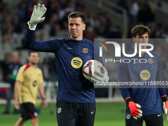 Wojciech Szczesny trains before the match between FC Barcelona and Sevilla FC, corresponding to week 10 of LaLiga EA Sports, at the Lluis Co...