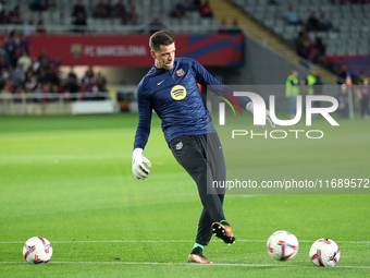 Wojciech Szczesny trains before the match between FC Barcelona and Sevilla FC, corresponding to week 10 of LaLiga EA Sports, at the Lluis Co...