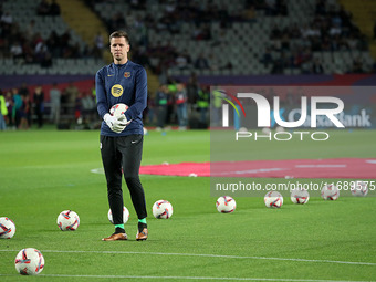 Wojciech Szczesny trains before the match between FC Barcelona and Sevilla FC, corresponding to week 10 of LaLiga EA Sports, at the Lluis Co...