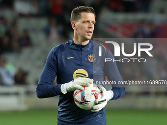 Wojciech Szczesny trains before the match between FC Barcelona and Sevilla FC, corresponding to week 10 of LaLiga EA Sports, at the Lluis Co...