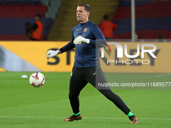 Wojciech Szczesny trains before the match between FC Barcelona and Sevilla FC, corresponding to week 10 of LaLiga EA Sports, at the Lluis Co...