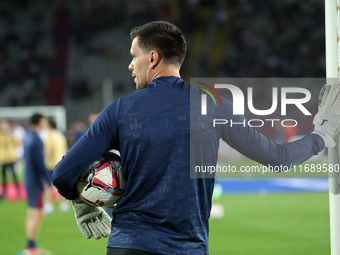 Wojciech Szczesny trains before the match between FC Barcelona and Sevilla FC, corresponding to week 10 of LaLiga EA Sports, at the Lluis Co...