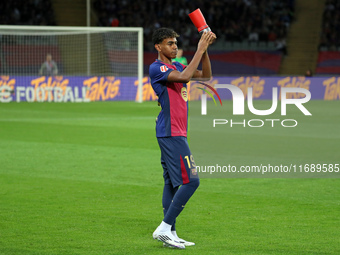 Lamine Yamal receives the trophy for the best player of the month of September before the match between FC Barcelona and Sevilla FC, corresp...