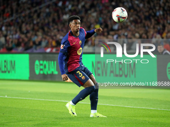 Alejandro Balde plays during the match between FC Barcelona and Sevilla FC, corresponding to week 10 of LaLiga EA Sports, at the Lluis Compa...