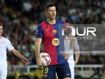 Robert Lewandowski plays during the match between FC Barcelona and Sevilla FC, corresponding to week 10 of LaLiga EA Sports, at the Lluis Co...