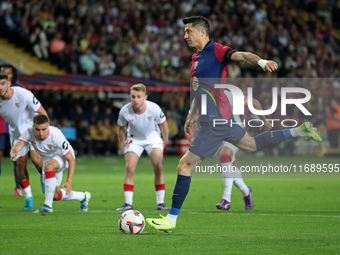 Robert Lewandowski scores a penalty during the match between FC Barcelona and Sevilla FC, corresponding to week 10 of LaLiga EA Sports, at t...