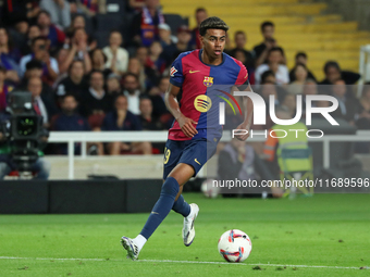 Lamine Yamal plays during the match between FC Barcelona and Sevilla FC, corresponding to week 10 of LaLiga EA Sports, at the Lluis Companys...