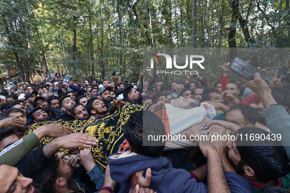 People carry the dead body of a doctor who is killed in an alleged militant attack in the Nadigam area of Budgam district, Indian-administer...