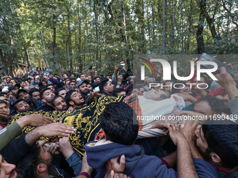 People carry the dead body of a doctor who is killed in an alleged militant attack in the Nadigam area of Budgam district, Indian-administer...