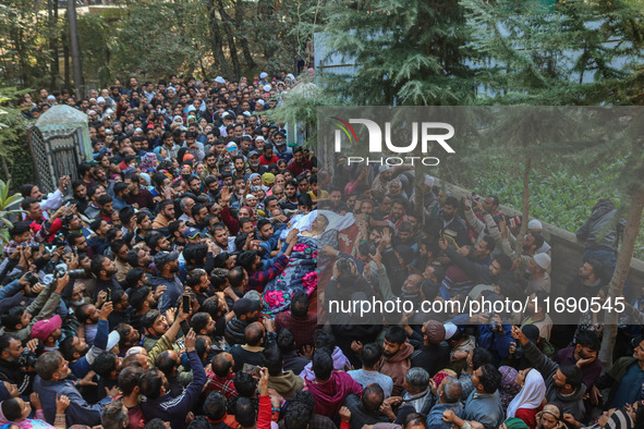 Relatives and mourners carry the body of Kashmiri doctor Shahnawaz Dar at Nadigam village southwest of Srinagar, Jammu and Kashmir, on Octob...