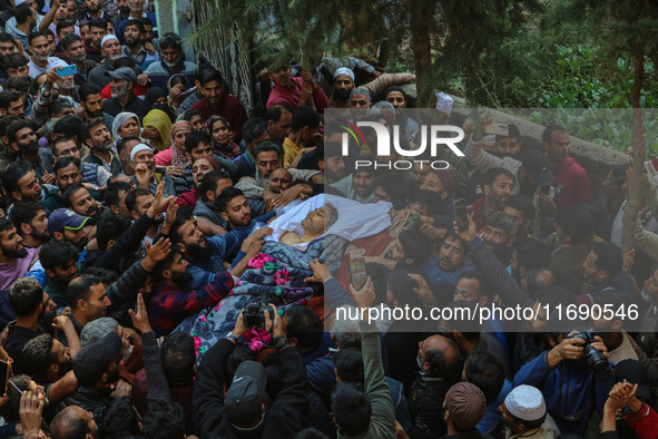 Relatives and mourners carry the body of Kashmiri doctor Shahnawaz Dar at Nadigam village southwest of Srinagar, Jammu and Kashmir, on Octob...