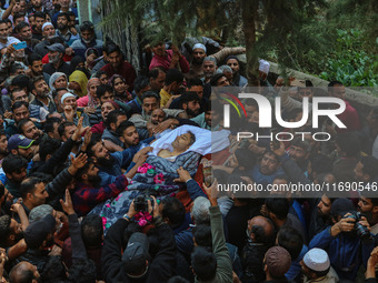 Relatives and mourners carry the body of Kashmiri doctor Shahnawaz Dar at Nadigam village southwest of Srinagar, Jammu and Kashmir, on Octob...