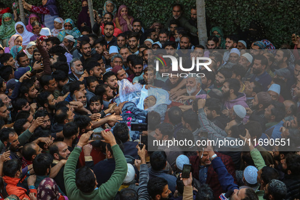 Relatives and mourners carry the body of Kashmiri doctor Shahnawaz Dar at Nadigam village southwest of Srinagar, Jammu and Kashmir, on Octob...